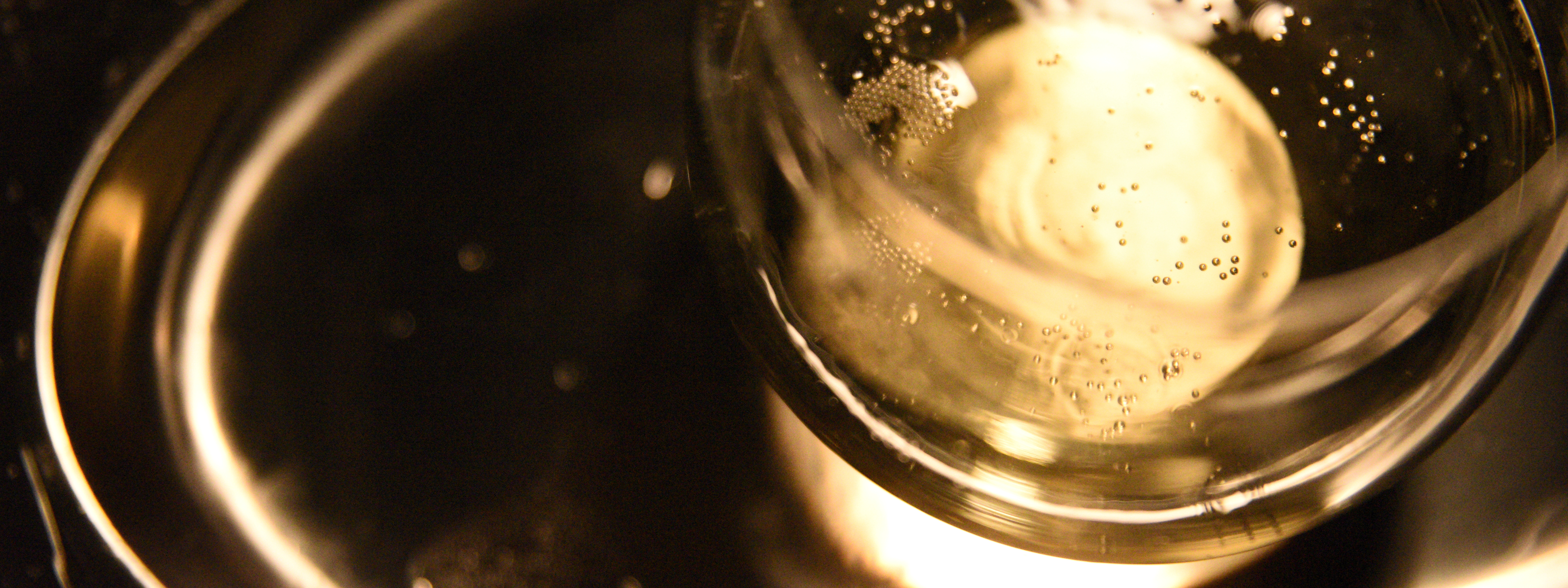 close up of a fizzing glass of non-alcoholic chardonnay